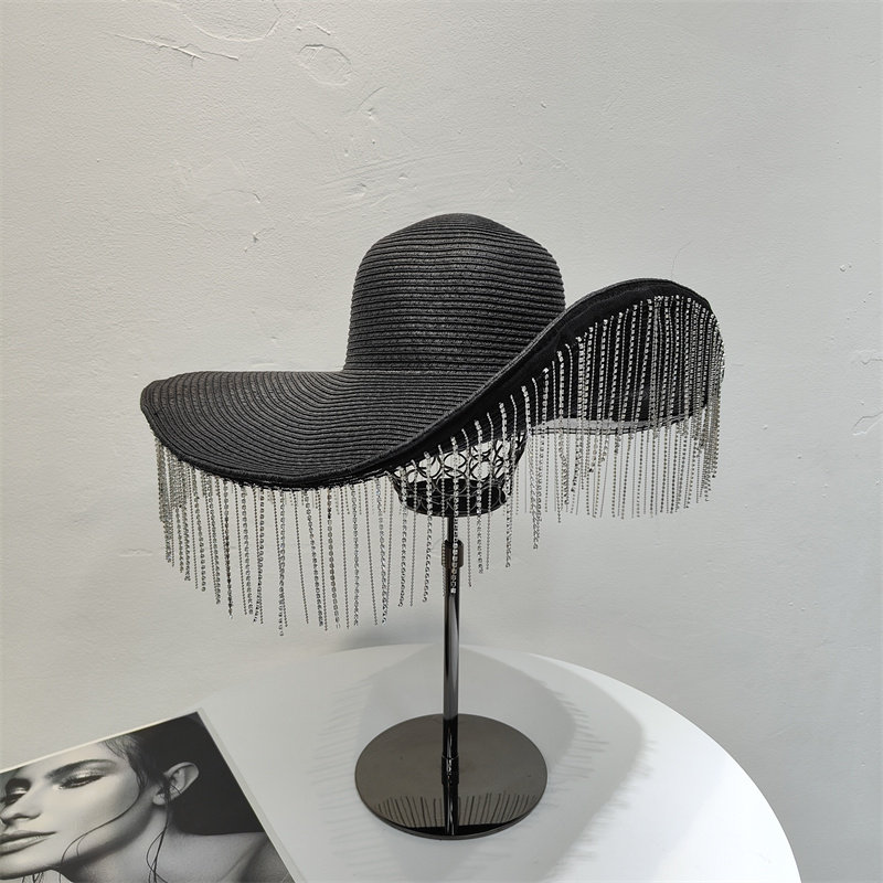 Women Fashion Photoshoot - Topi jerami berukuran besar dengan hiasan